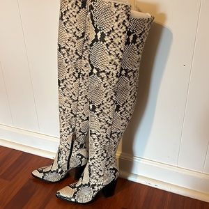 Over the knee Snake print boots✨